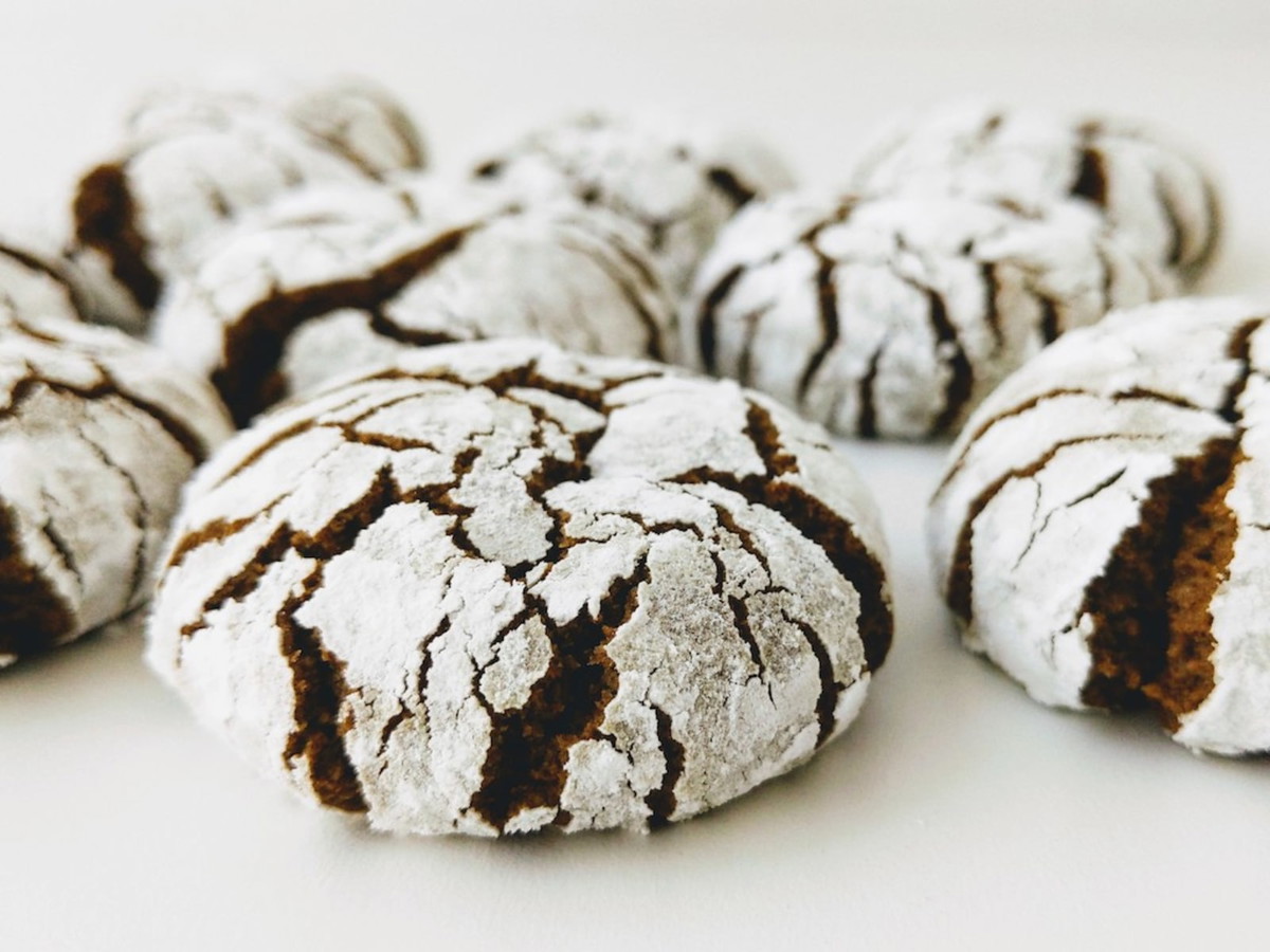 Spicy Hojicha Crinkle Cookies