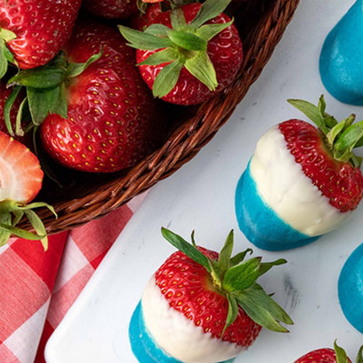 https://images.getrecipekit.com/v1612121224_RedwhiteandblueChocolateDippedStrawberries_2020_shbjgy.jpg?aspect_ratio=1%3A1&quality=90
