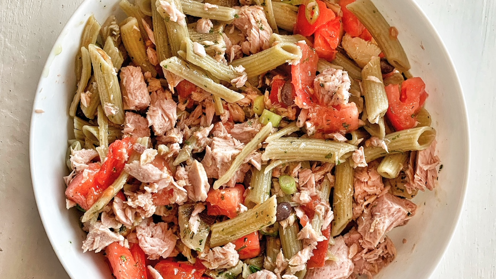 Image of Gluten-free green peas salad with artichokes and tuna