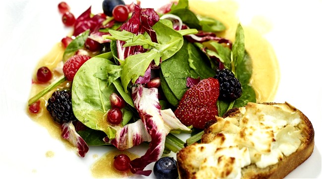 Image of Sommersalat mit roten Beeren und Ziegenbrie-Crostini