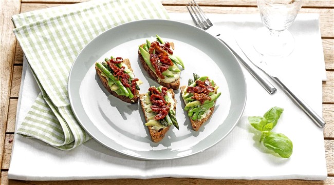 Image of Rustikales-Avocado-Spargel-Sandwich Rezept