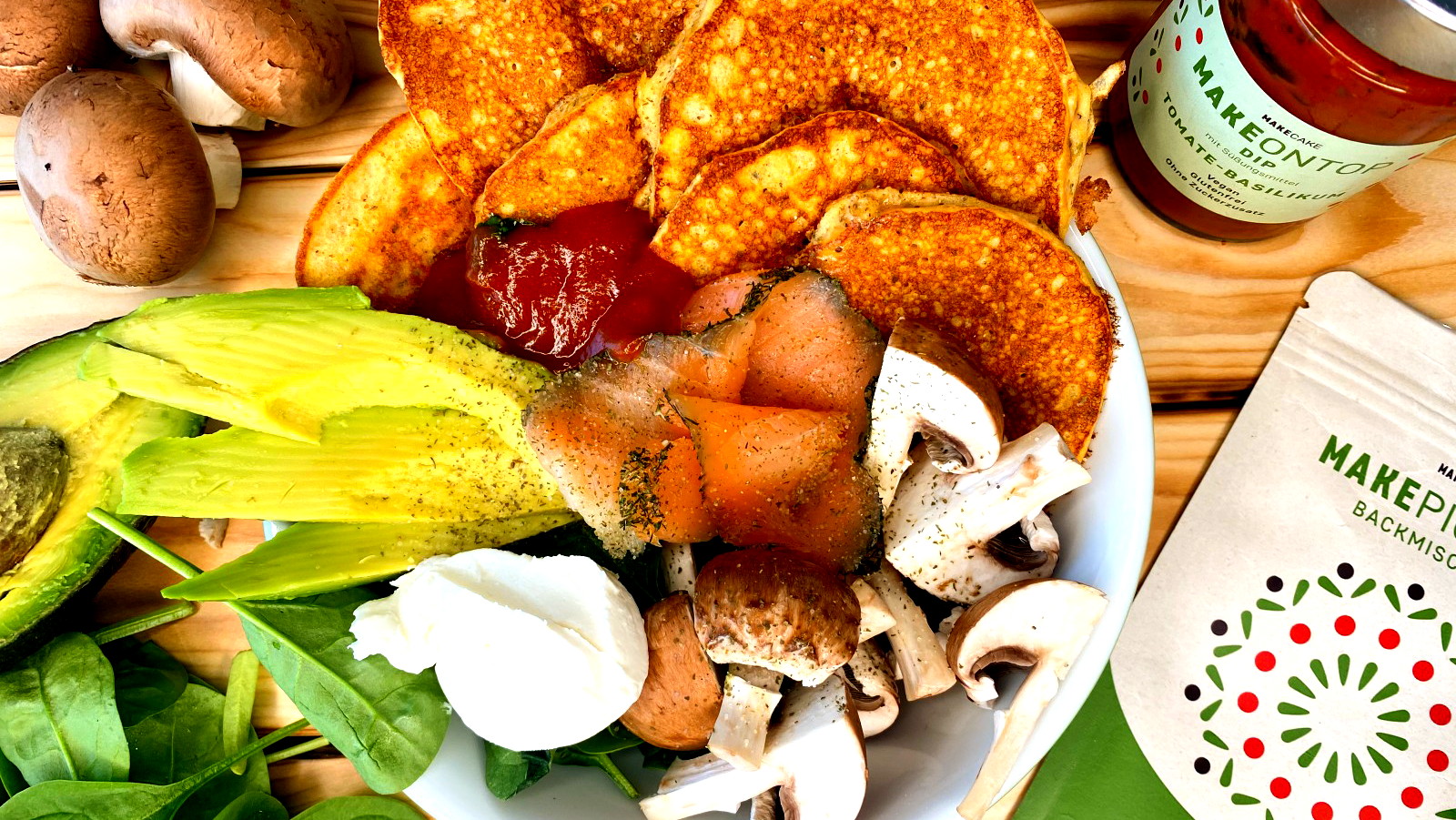 Image of FRÜHSTÜCKSBOWL MIT HERZHAFTEN PANCAKES