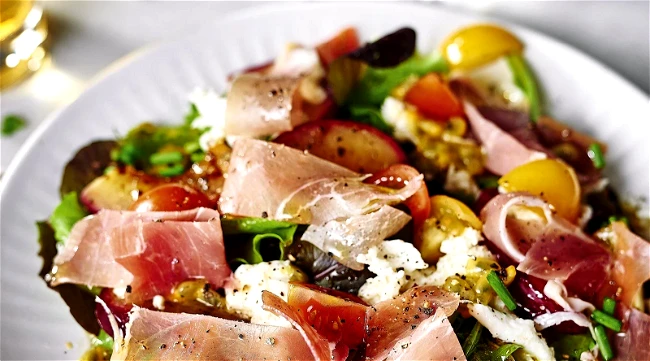 Image of Mediterraner Salat mit Grillpfirsich Rezept