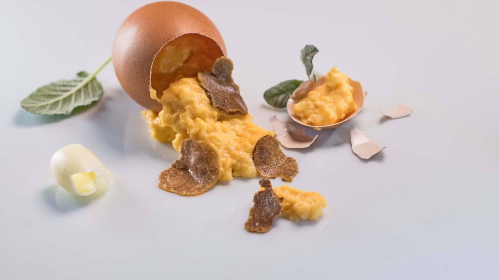 Image of FRITTATA - SCRAMBLED EGGS WITH WHITE LYOPHILIZED TRUFFLES