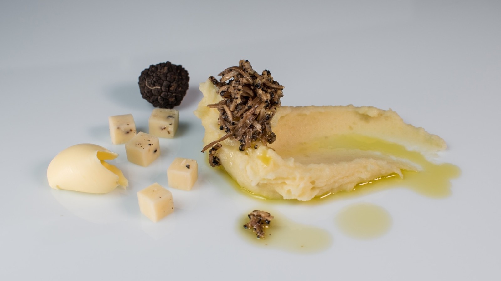 Image of MASHED POTATOES WITH GRATED BLACK SUMMER TRUFFLE