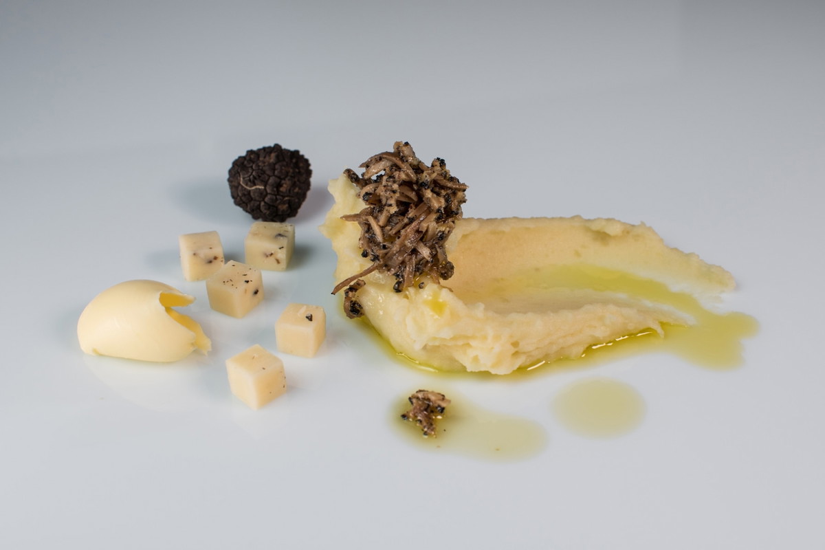 MASHED POTATOES WITH GRATED BLACK SUMMER TRUFFLE