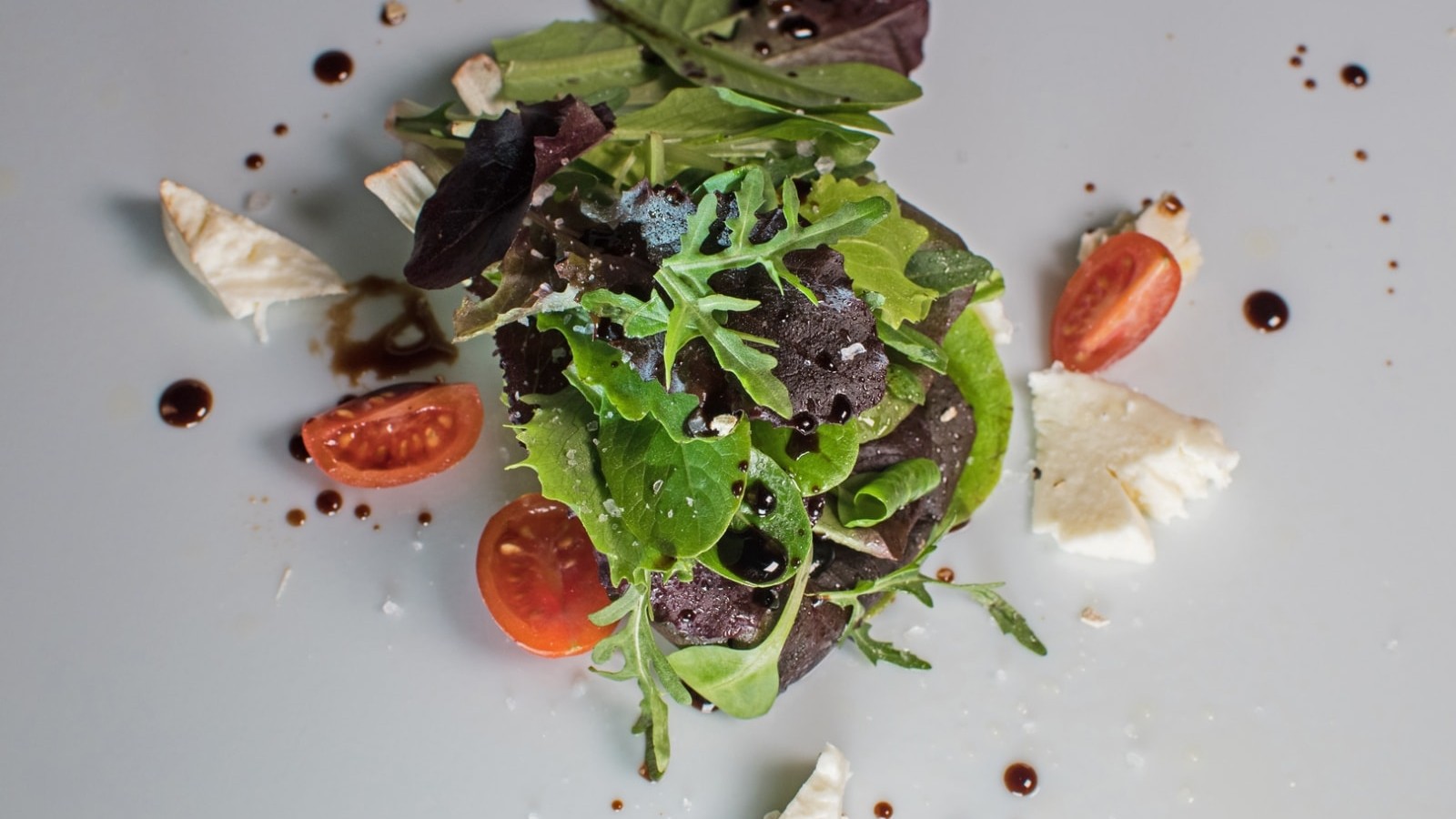 Image of Mixed salad with White Truffle olive oil in spray and White Truffle Balsamic Vinegar