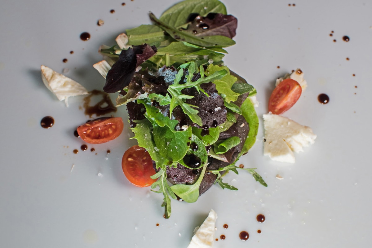 Mixed salad with White Truffle olive oil in spray and White Truffle Balsamic Vinegar