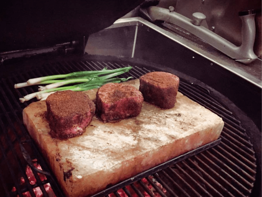 Raclette sur planche de sel de l'Himalaya – BBQ Québec