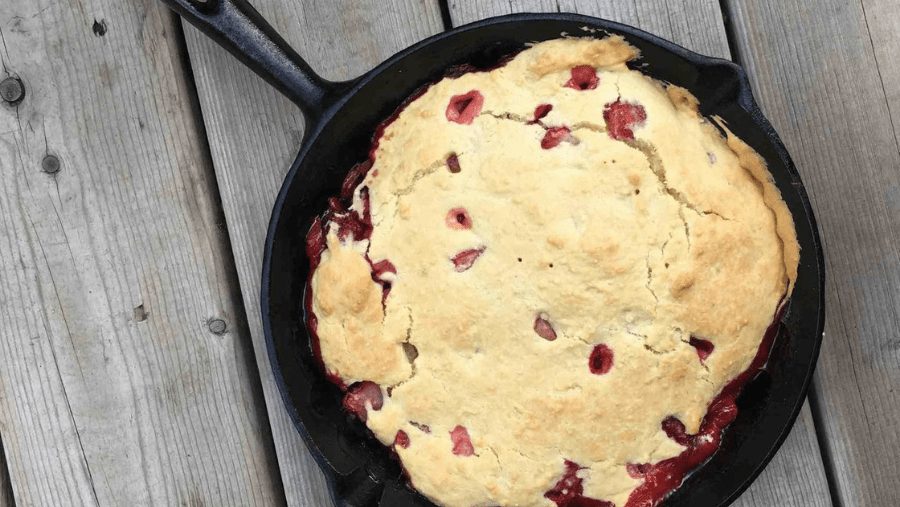 Gâteau à L'éponge Ronde Aux Fraises Sur Planche En Bois Photo stock - Image  du cuit, baie: 220478622