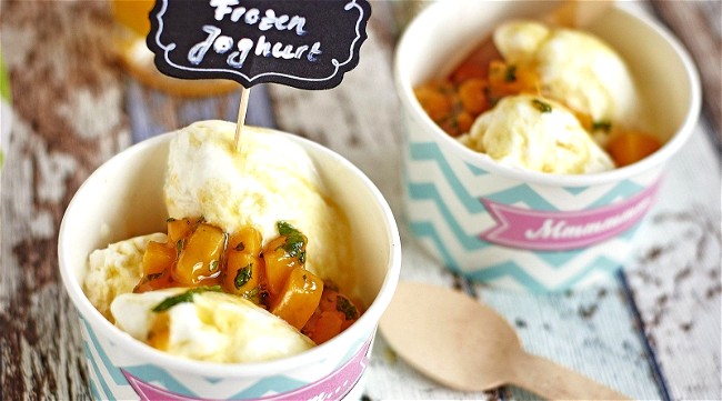 Image of Frozen Joghurt mit Mango Topping Rezept