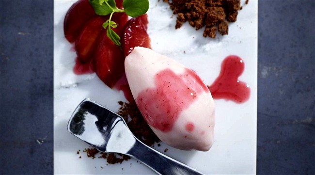 Image of  Joghurt-Eis mit Rotem Weinbergpfirsich Rezept
