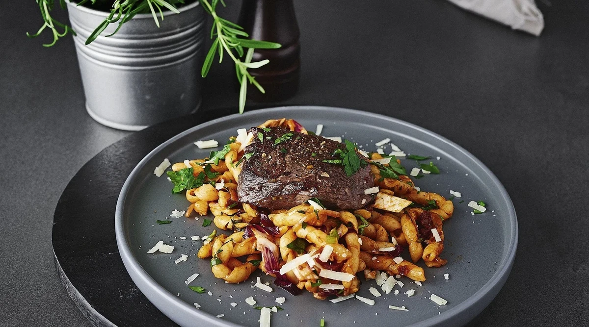 Rinderfilet Sous Vide auf Safrannudeln Rezept
