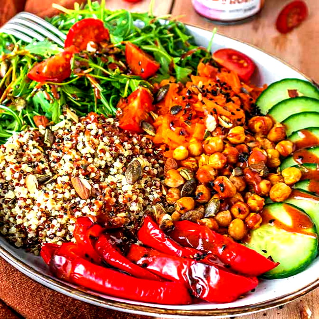 Image of Buddha Bowl mit gerösteter Paprika, Rucola, Quinoa und Moroc'n'Roll Sauce für Gemüse