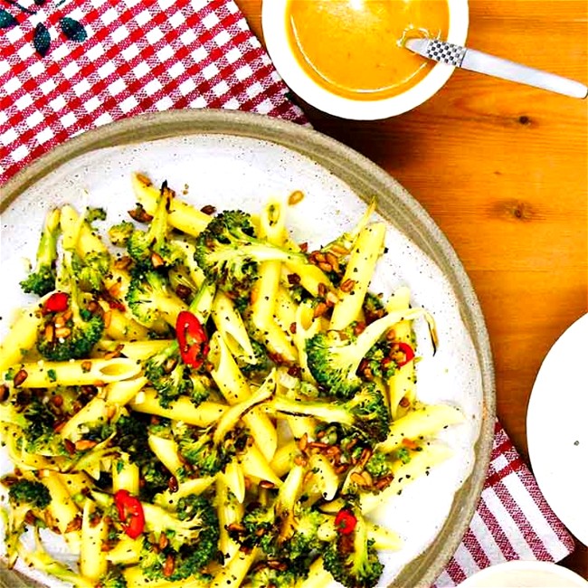Image of Einfach und schnell zubereitetes Rezept - Penne mit Brokkoli, Sonnenblumenkerne und Viva Aviv Gemüse