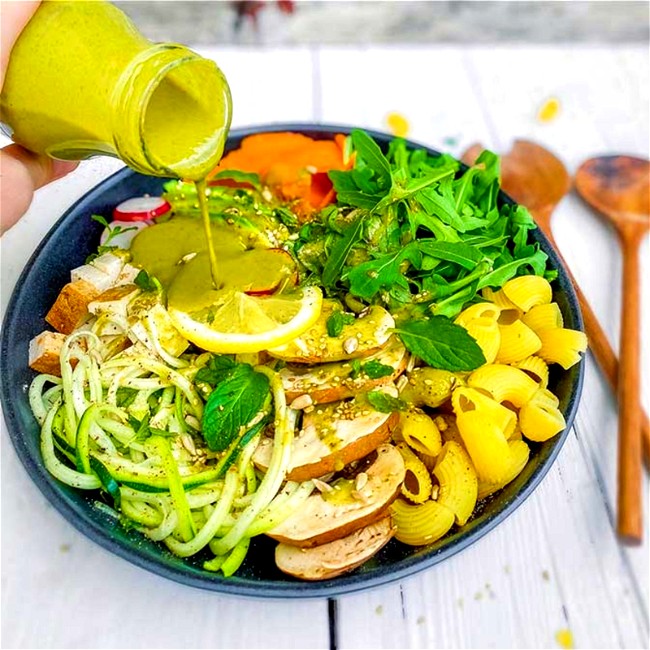 Image of Bunte Salatbowl mit Räuchertofu, Linsennudeln und SpiceNerds Green Madness Salatdressing