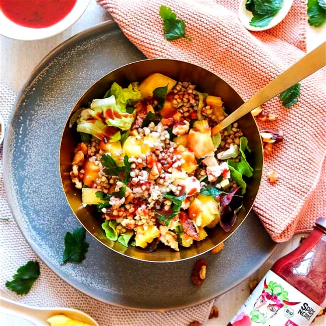 Image of Buchweizen-Bowl mit Ananas, Avocado, Feta und fruchtig-scharfem Vulcano Dressing