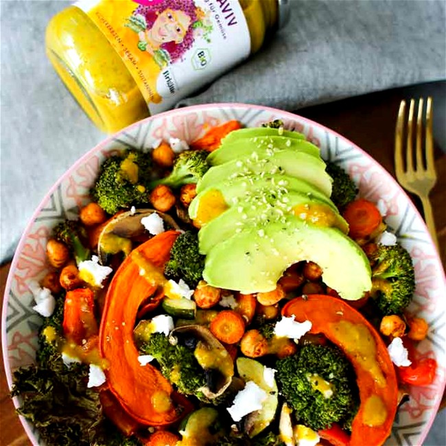 Image of Einfaches Rezept: Ofengemüse mit Avocado, Kürbis und Viva Aviv Sauce für Gemüse