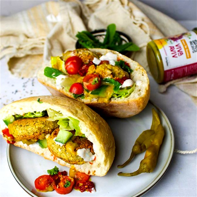 Image of Falafel-Pita mit Joghurtsauce, Gemüse und Viva Aviv Sauce für Gemüse