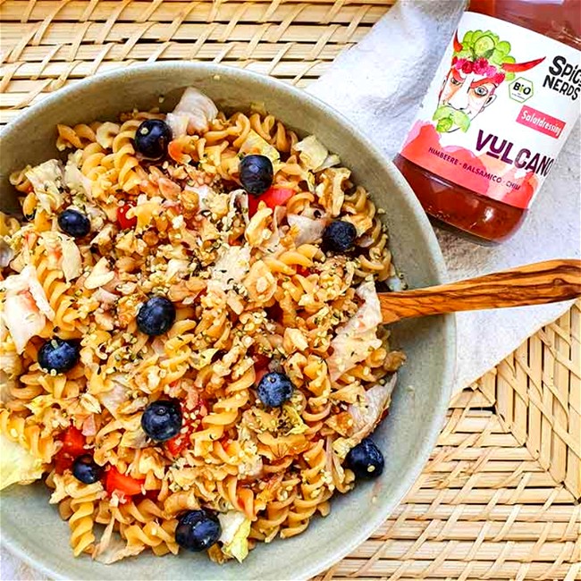 Image of Fruchtiger Nudelsalat mit Blaubeeren, Hanfsamen und Vulcano Himbeerdressing