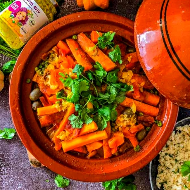 Image of Gemüse Tajine mit Kürbis, Kichererbsen, Zitronen-Couscous und Viva Aviv Sauce für Gemüse