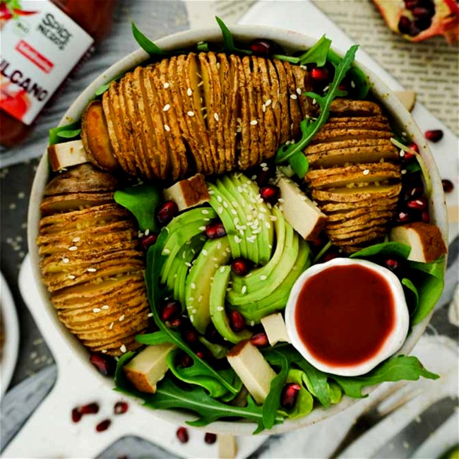 Image of Hasselback-Kartoffeln auf Rucolasalat mit Avocado, Granatapfel und veganem Himbeerdressing Vulcano