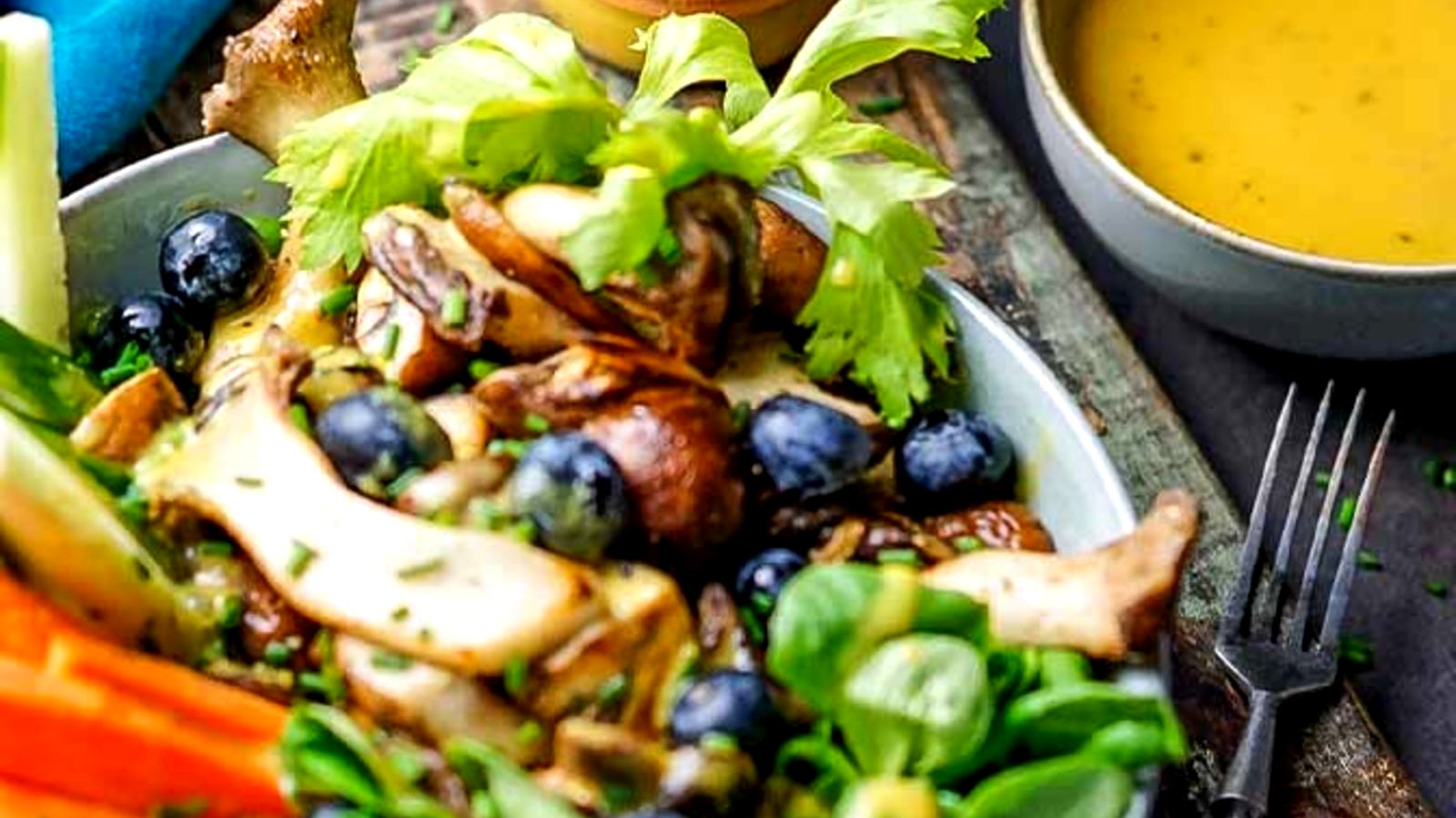 Kräuterseitlinge Rezept: Einfacher Salat mit angebratenen Kräuterseitlingen und Juicy Lucy-image