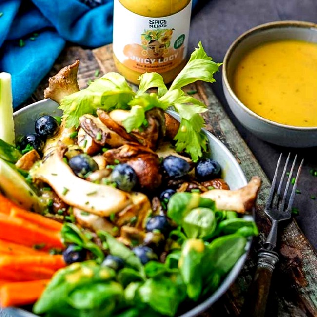 Image of Kräuterseitlinge Rezept: Einfacher Salat mit angebratenen Kräuterseitlingen und Juicy Lucy