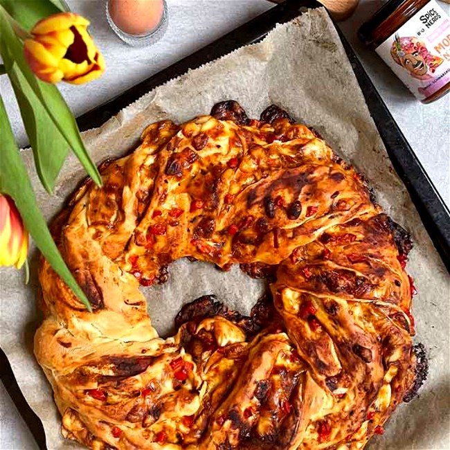 Image of Herzhafter Osterkranz mit Paprika, Käse und Moroc'n'Roll Sauce