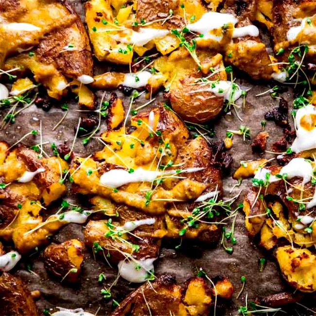 Image of Knusprige Ofenkartoffeln mit veganer Aioli und würziger Sauce Viva Aviv