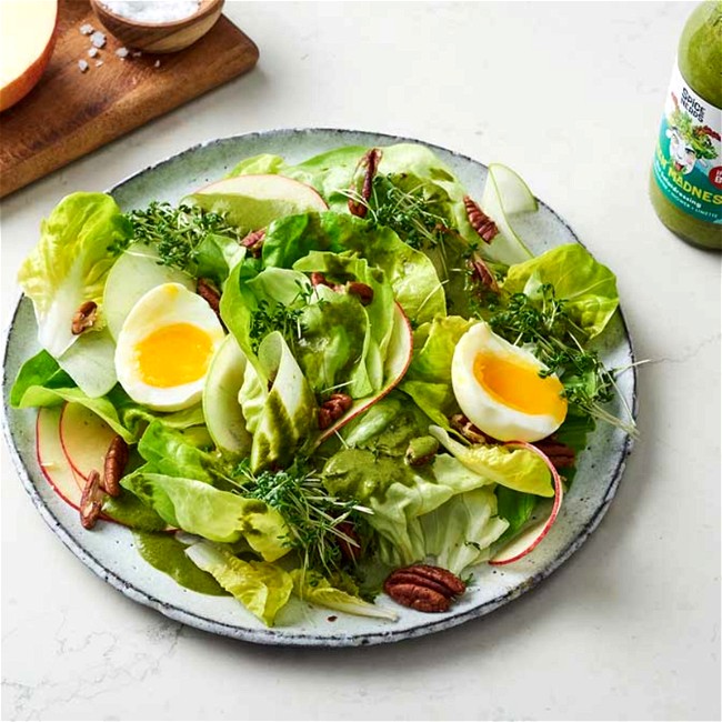 Image of Kopfsalat mit Apfel, Ei und Green Madness Dressing für Salat