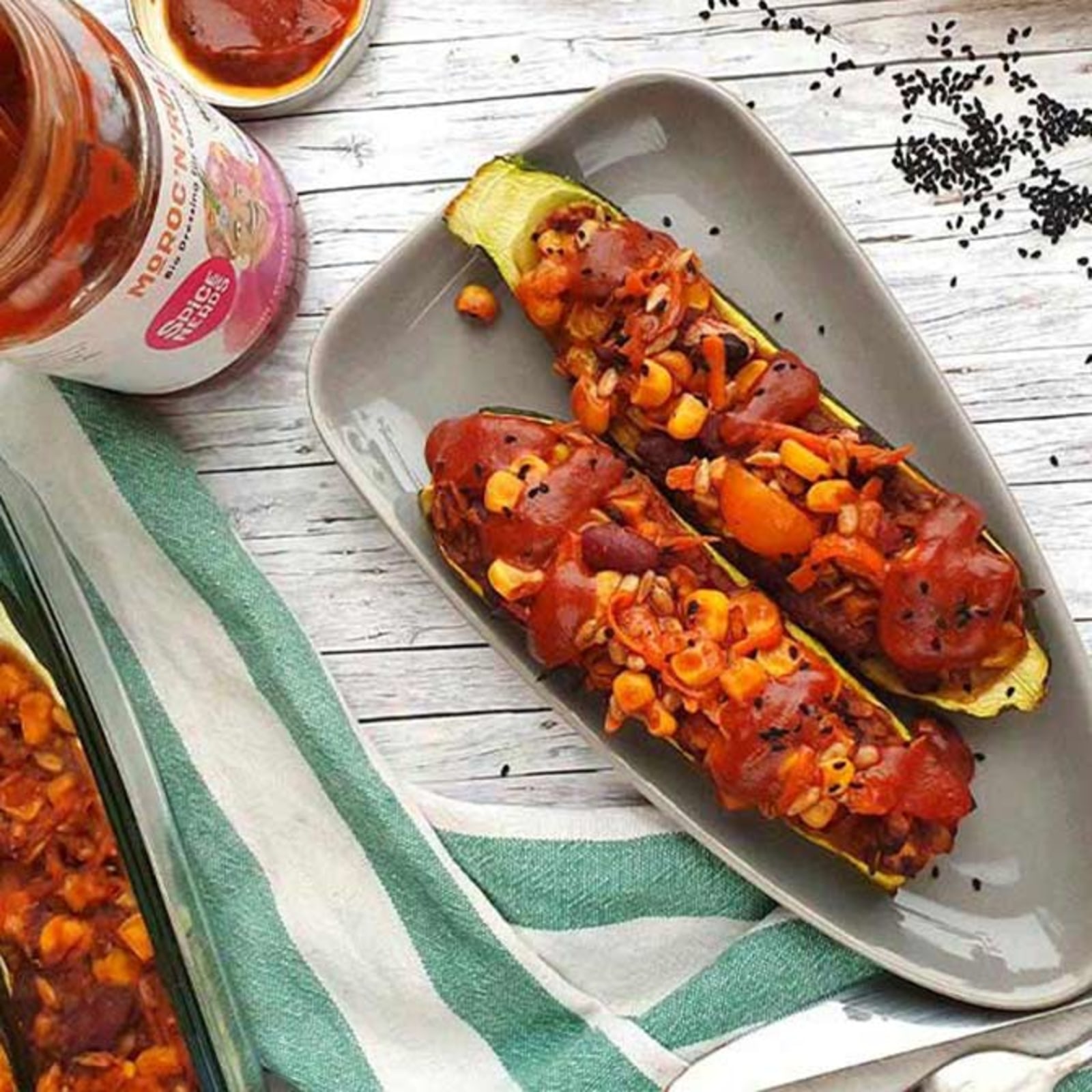 Image of Rezept vegan - Gefüllte Zucchini mit Mais, Möhren und Moroc’n’Roll Sauce für Gemüse