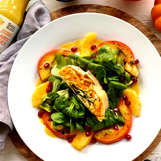 Image of Selbstgemachter Kürbisstrudel auf frischem Feldsalat mit Orange-Senf-Salatdressing Juicy Lucy