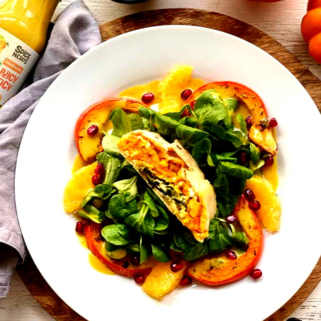 Image of Selbstgemachter Kürbisstrudel auf frischem Feldsalat mit Orange-Senf-Salatdressing Juicy Lucy