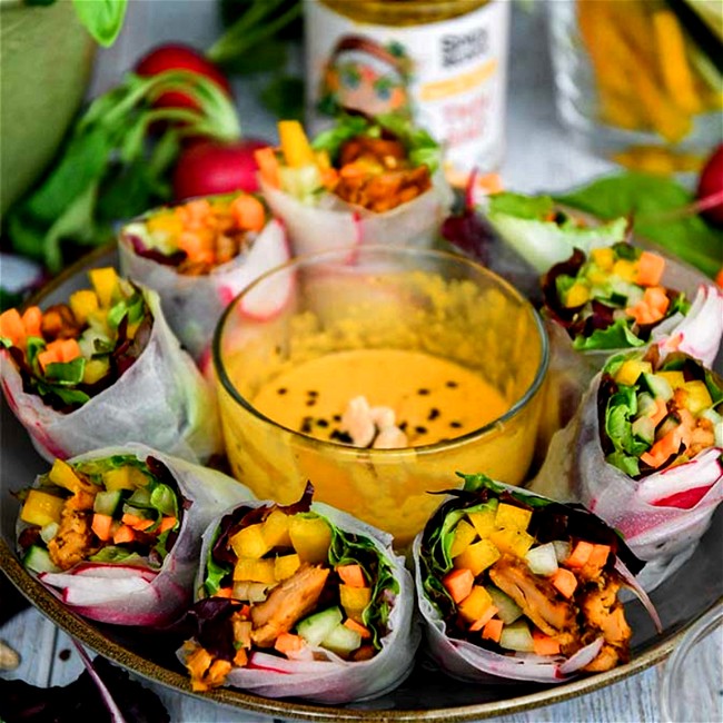 Image of Sommerrollen Rezept mit veganem Hähnchen, frischem Gemüse und Thai-Bao-Erdnuss-Dip