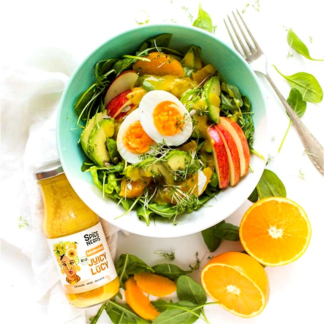 Image of Spinat-Salat mit Apfel, Avocado, gekochtem Ei und Juicy Lucy Salatdressing
