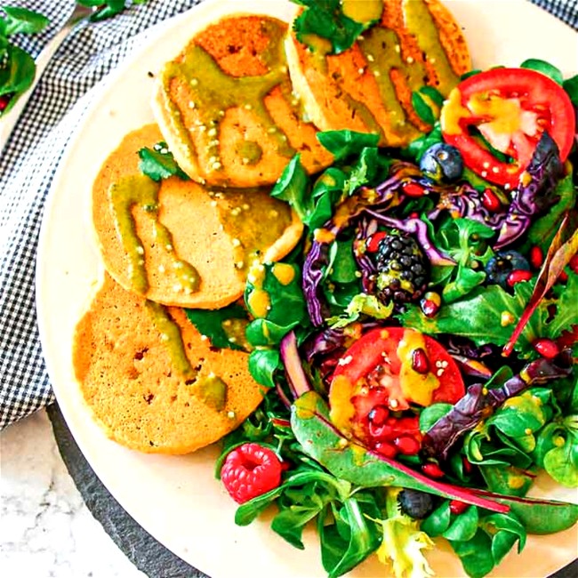 Image of Vegane Kichererbsen-Pfannkuchen mit fruchtig-frischem Salat und Green Madness Dressing