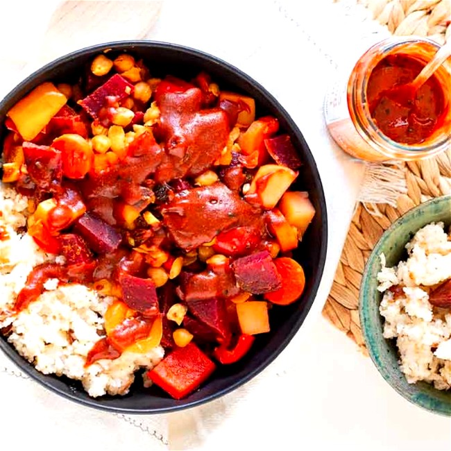 Image of Tajine Rezept: Marokkanische Tajine mit Gemüse, Moroc'n'Roll Sauce und Dattel-Reis