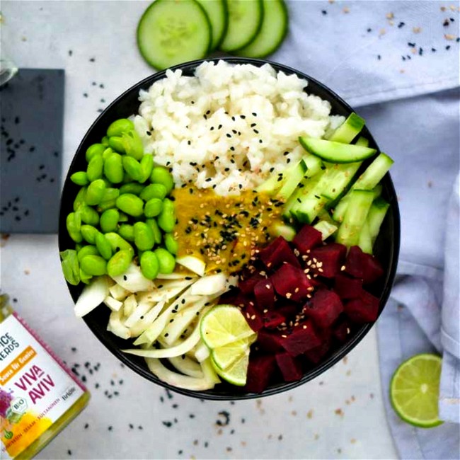 Image of Vegane Sushi Bowl mit Klebreis, Edamame, Gurken und Viva Aviv Sauce für Gemüse