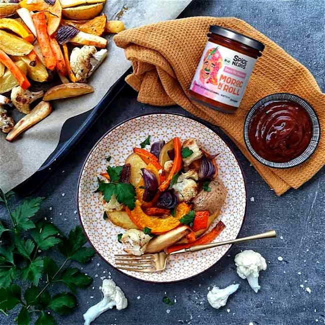 Image of Veganes Ofengemüse mit Kartoffeln, Kürbis, Pastinaken und würziger Sauce Moroc'n'Roll