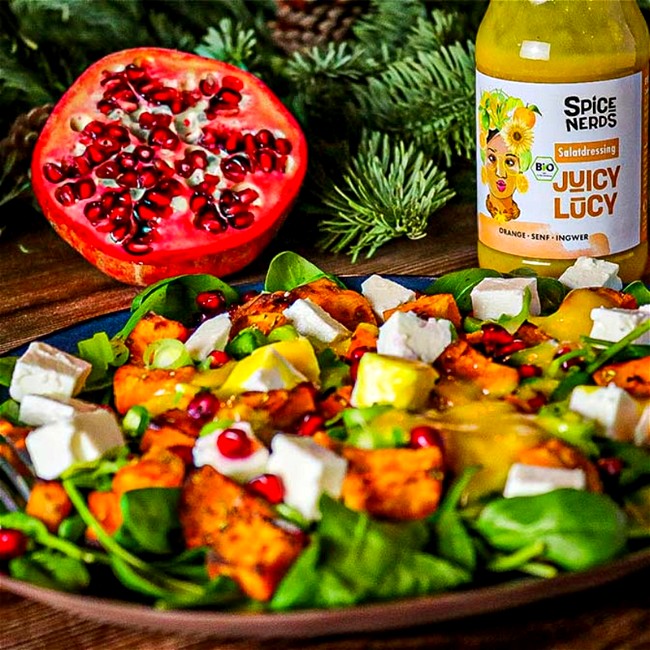 Image of Wintersalat mit gebackener Süßkartoffel, Feta und Juicy Lucy Salatdressing