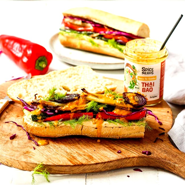 Image of Veggie Bánh mì mit Grillgemüse, Hummus und asiatischer Thai Bao Sauce für Gemüse 