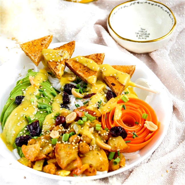 Image of Asiabowl mit gebratenem Tofu, Toppings und Thai Bao Sauce für Gemüse