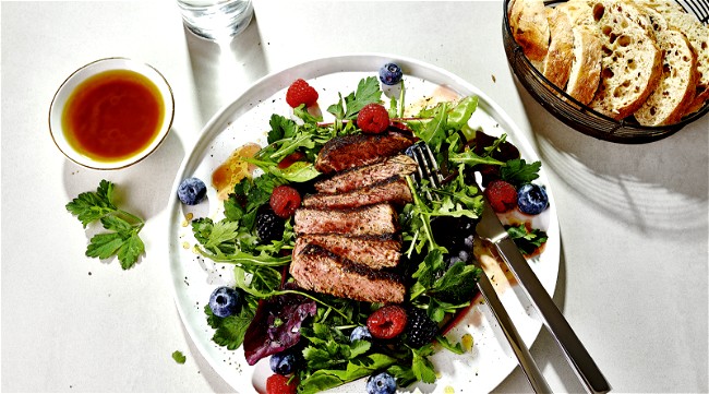 Image of Steak auf Beeren-Kräuter-Salat Rezept 