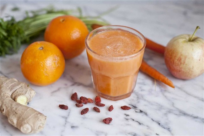 Image of Vitamin Smoothie with Apples, Carrots, Orange and Lucuma