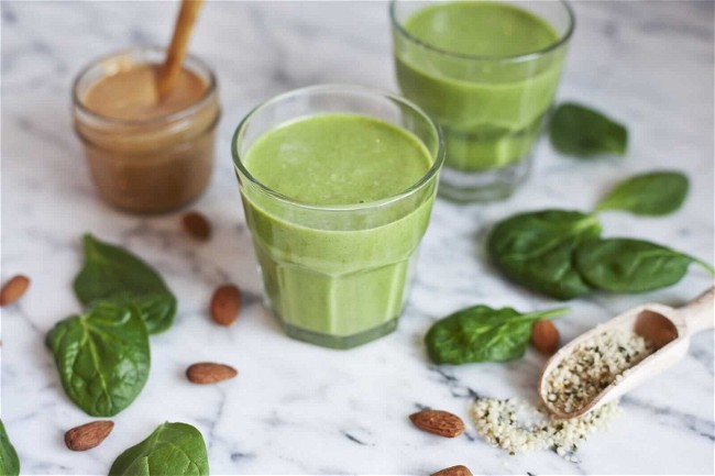 Image of Creamy Green Smoothie with Spinach, Banana and Almond Butter