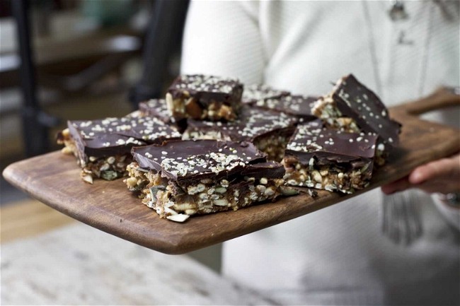 Image of Crunchy and Nutty Chocolate Almond Butter Bars