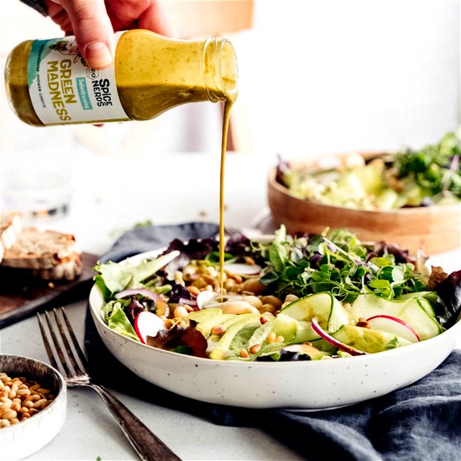 Image of Salat Bowl mit Dinkelnudeln, Blattsalat, Avocado und Green Madness Kräuter-Salatdressing