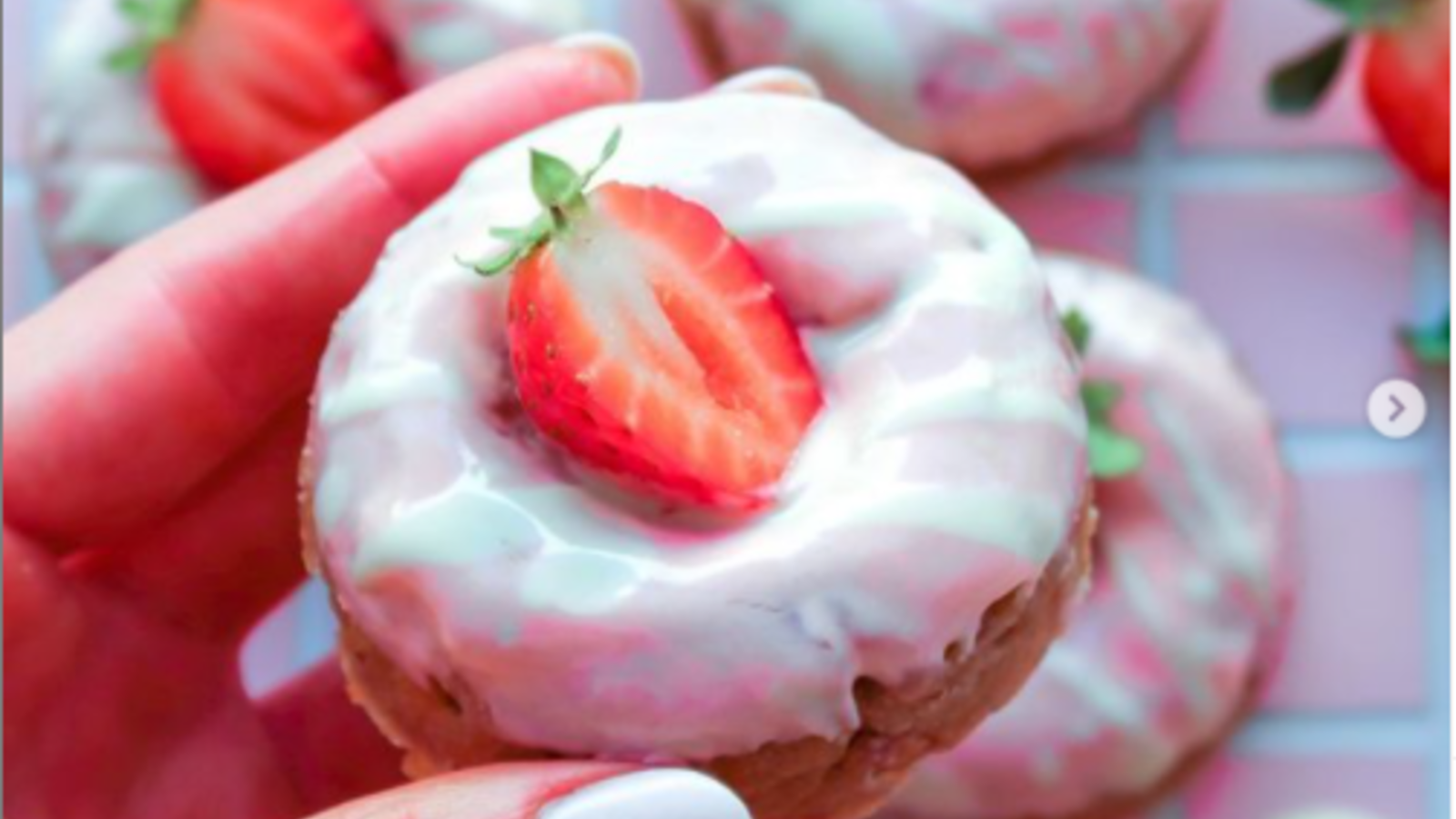 Image of STRAWBERRY & WHITE CHOCOLATE PRONUTS 