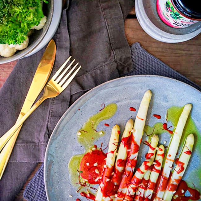 Image of Gegarter Spargel mit Safranfäden, Mandelsplittern und Radical Radish Sauce für Gemüse